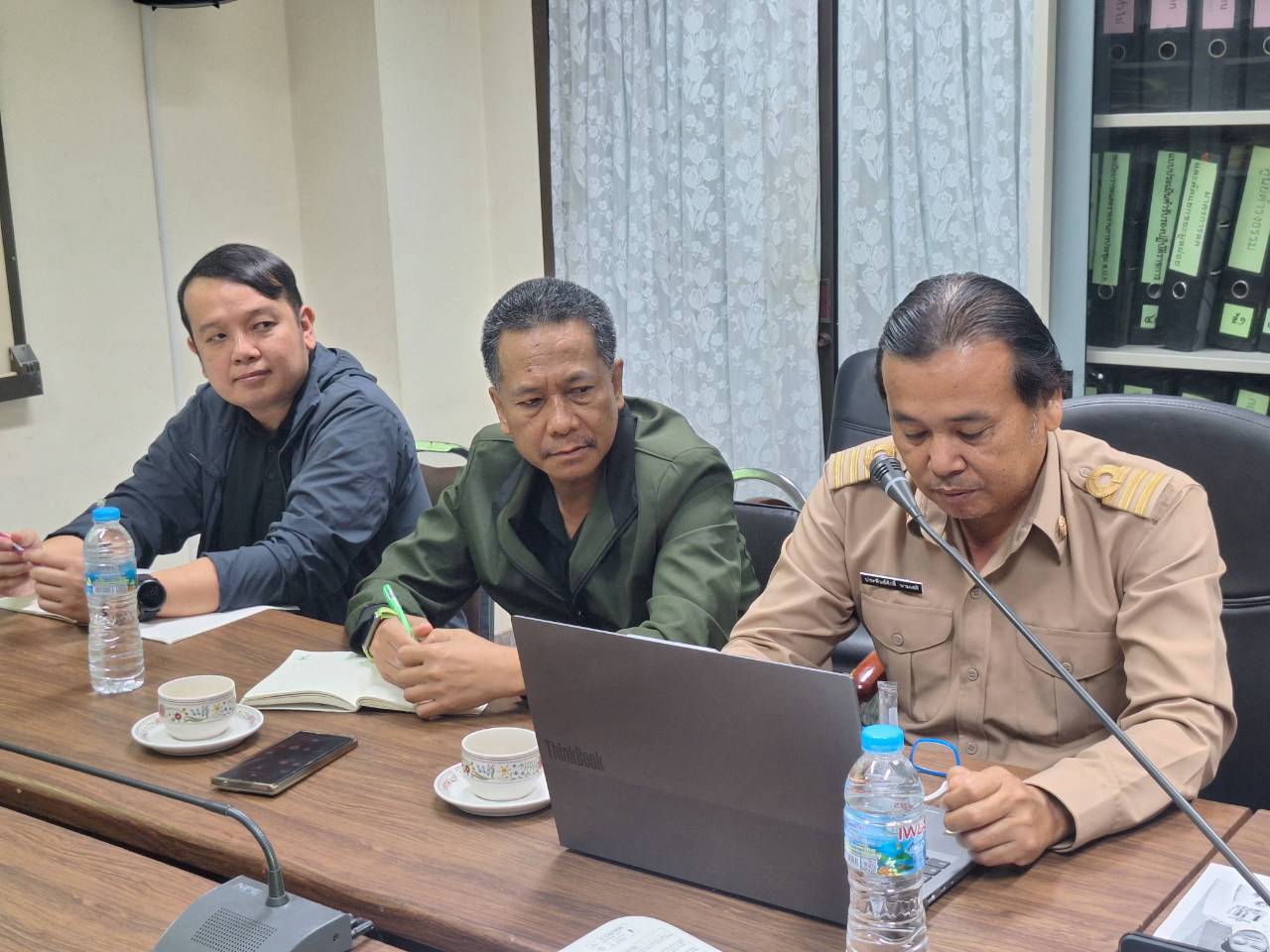title - ผู้ตรวจราชการ ส.ป.ก. ลงพื้นที่จังหวัดมหาสารคาม ประชุมติดตามความก้าวหน้าผลการดำเนินงาน พร้อมตรวจเยี่ยมให้กำลังใจกลุ่มวิสาหกิจชุมชนผู้ปลูกสมุนไพร และกลุ่มวิสาหกิจชุมชนแปรรูปผลผลิตทางการเกษตร